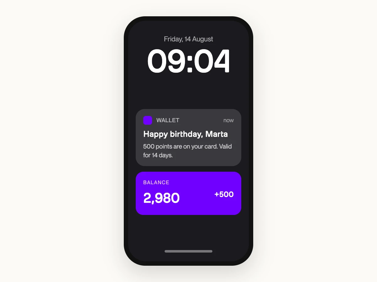 Wallet push en pantalla de bloqueo felicitando cumpleaños con recompensa aplicada al pass